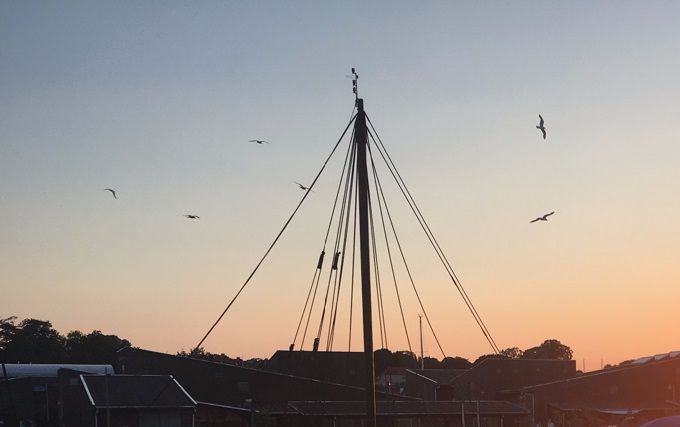 En torsdag aften på plænen foran Vikingeskibs Museet.